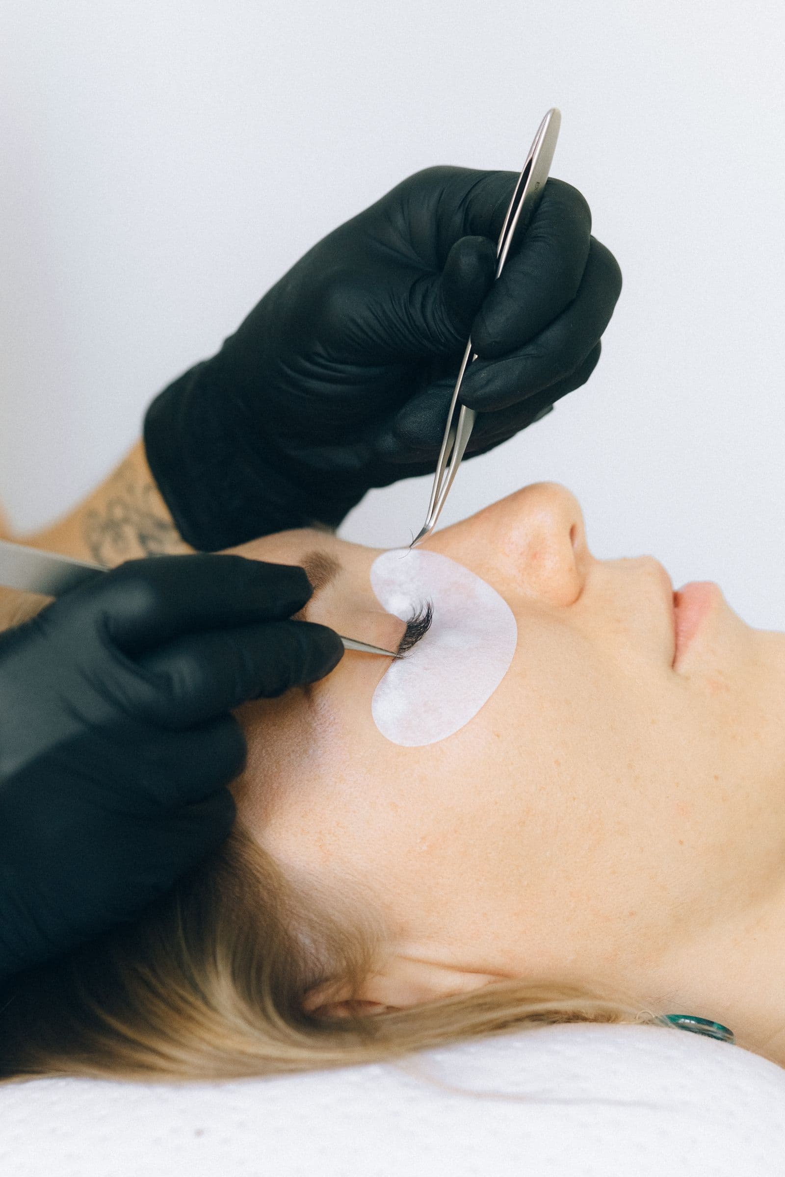 Especialista aplicando extensiones de pestañas con precisión
