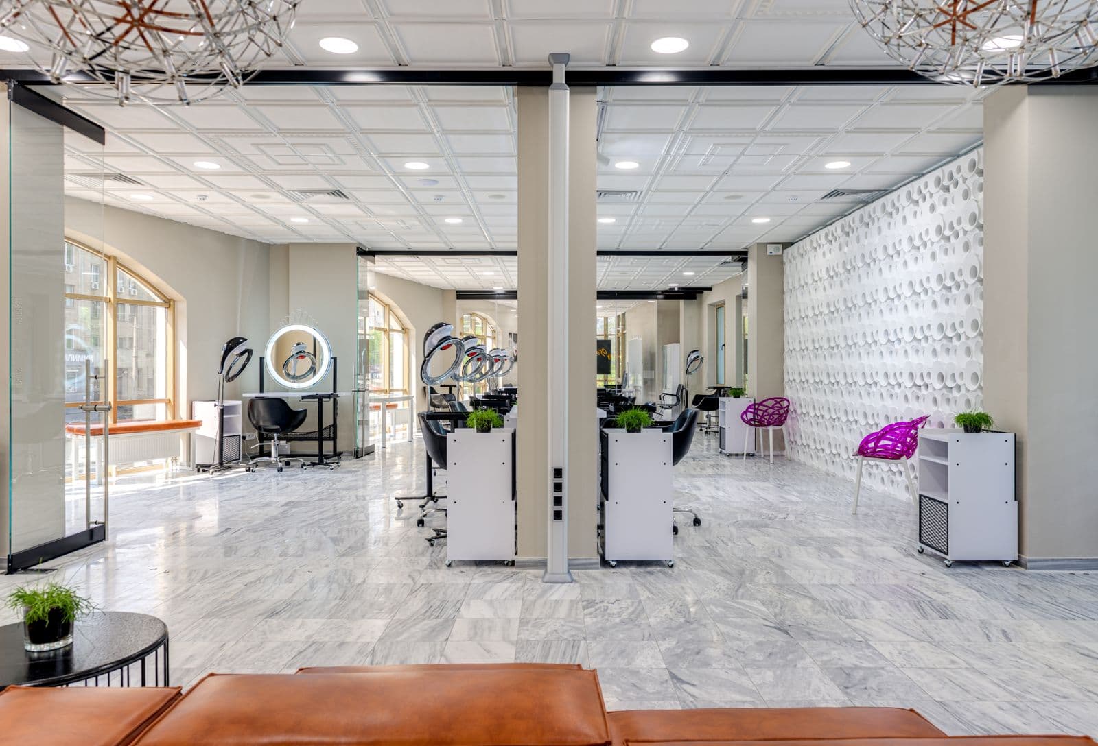 Interior de un salón de belleza moderno